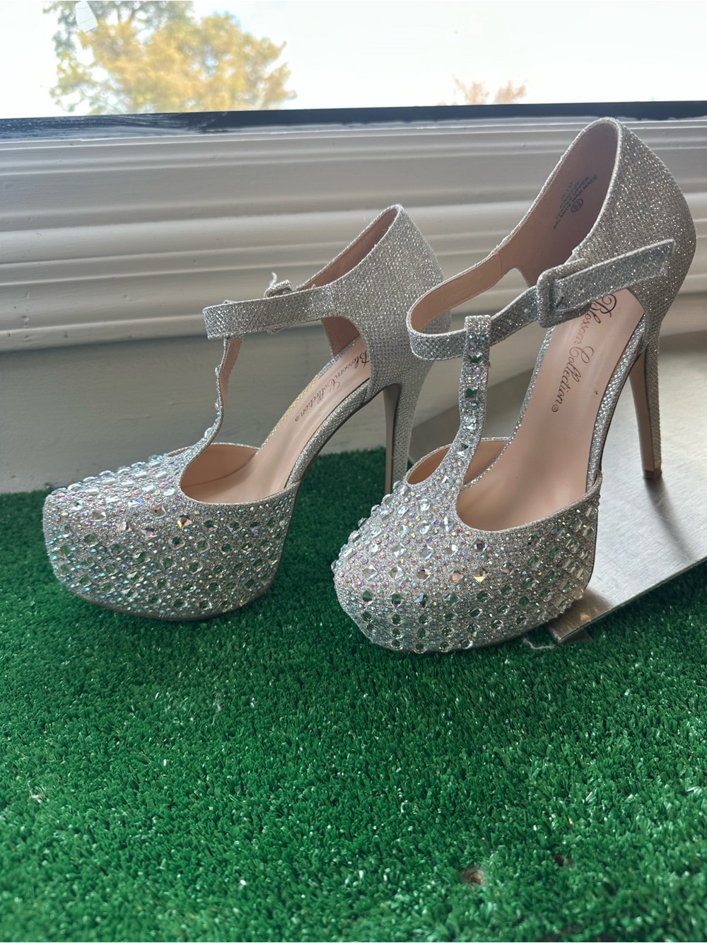 De Blossom Elegant Crystal Platform T-Strap Heels - Silver